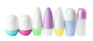 Beyaz arka planda farklı kadın rulo deodorantlar. Cilt Bakımı