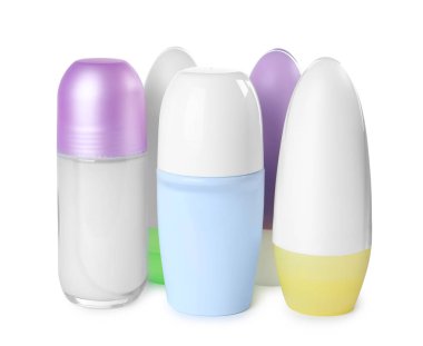 Beyaz arka planda farklı kadın rulo deodorantlar. Cilt Bakımı