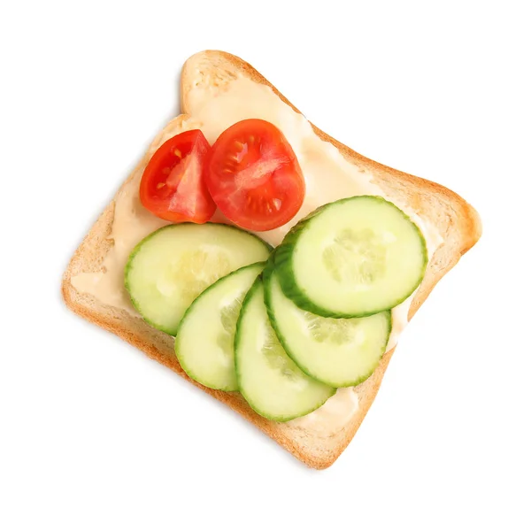 Tranche de pain avec tartinade et légumes sur fond blanc, vue de dessus — Photo