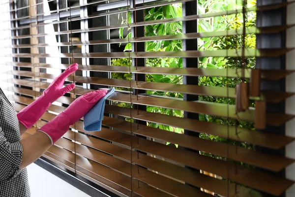 Hausmeister wischt Fensterläden mit Lappen innen, Nahaufnahme. Raum für Text — Stockfoto