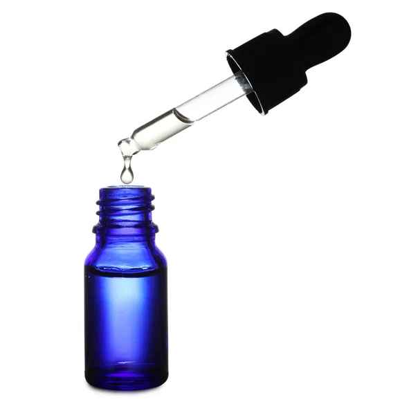 Пляшка і піпетка з ефірною олією на білому тлі — стокове фото