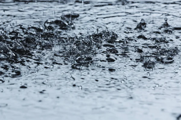 屋外の水たまりに降り注ぐ大雨 — ストック写真