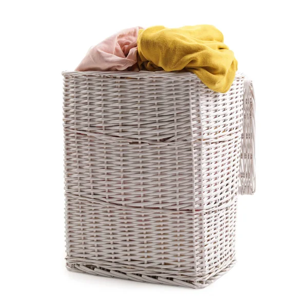 Καλάθι πλυντηρίων με βρώμικα ρούχα που απομονώνονται σε λευκό — Φωτογραφία Αρχείου