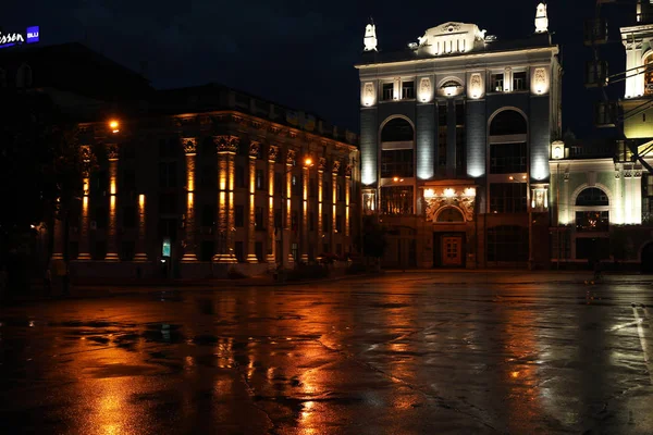 KYIV, UCRANIA - 21 DE MAYO DE 2019: Hermosa vista de antiguos edificios iluminados —  Fotos de Stock