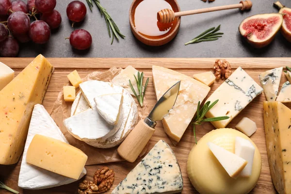 Masada lezzetli peynir farklı türleri ile Düz yatıyordu kompozisyon — Stok fotoğraf