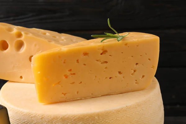 Různé druhy lahodného sýra s černým pozadím, zaostřená — Stock fotografie