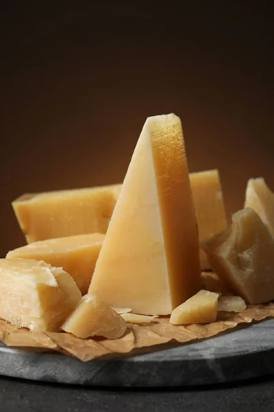 Мармурова дошка зі смачним сиром на столі — стокове фото