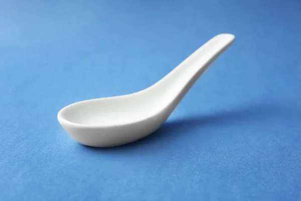 Vyčistit miso polévkovou lžíci na modrém pozadí — Stock fotografie