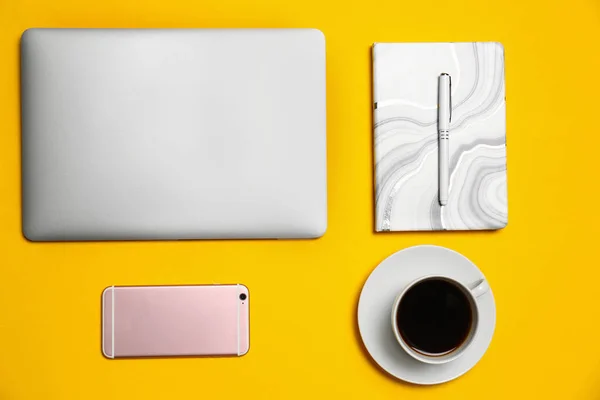 Composição de leigos plana com laptop moderno no fundo amarelo — Fotografia de Stock