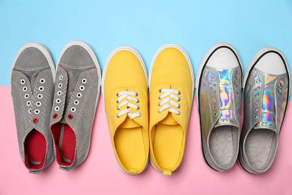 Zapatillas modernas de moda en el fondo de color, vista superior —  Fotos de Stock