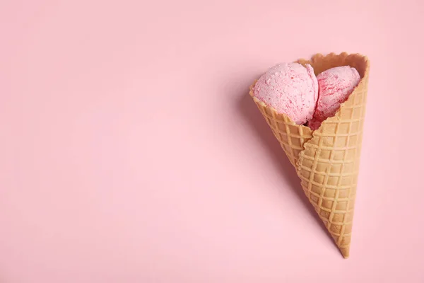 Delicioso helado en cono de oblea sobre fondo rosa, vista superior. Espacio para texto — Foto de Stock