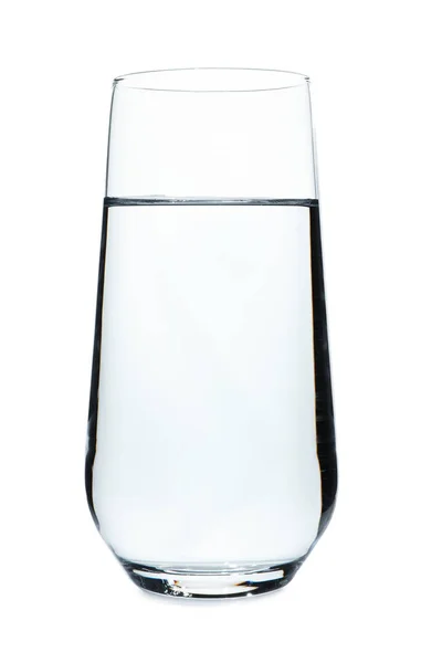 Beyaz arka planda soğuk berrak su bir bardak. Serinletici içecek — Stok fotoğraf