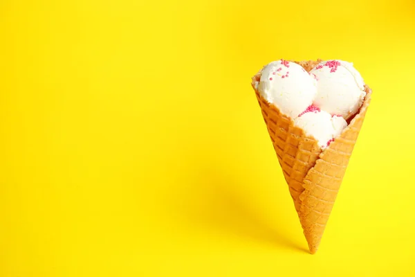 Νόστιμο παγωτό βανίλια σε κρεμ κώνο σε κίτρινο φόντο. Χώρος για κείμενο — Φωτογραφία Αρχείου