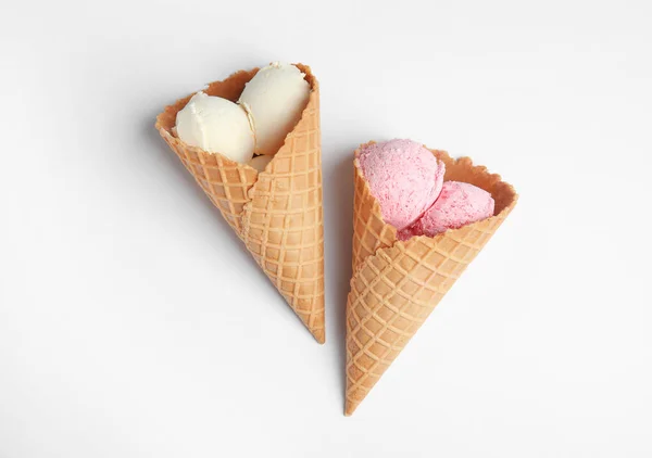 白色背景的晶圆锥中的美味冰淇淋,顶视图 — 图库照片