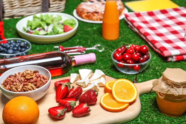 Viele verschiedene Produkte auf grünem Gras. Sommerpicknick — Stockfoto