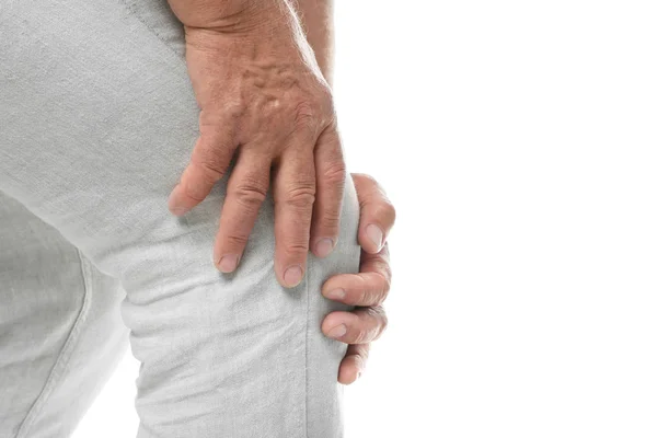 Starszy mężczyzna mający problemy kolana na białym tle, zbliżenie — Zdjęcie stockowe
