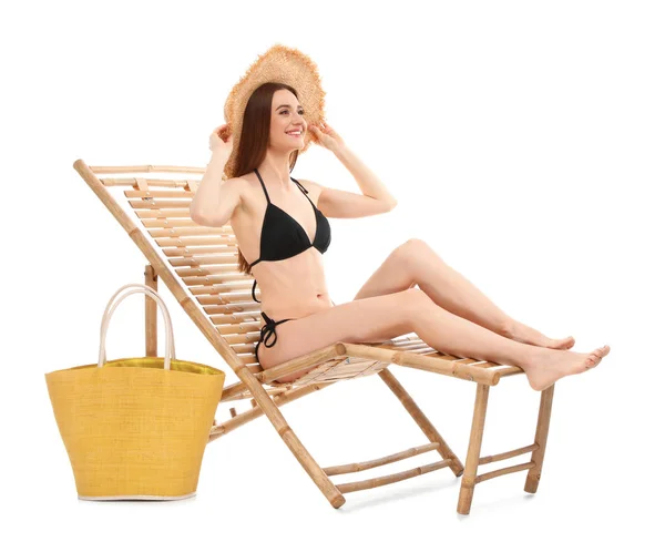 Jonge vrouw met zak op ligstoel tegen witte achtergrond. Strand accessoires — Stockfoto