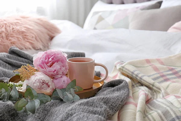 部屋に枕を持つベッドの上で飲み物と花束のカップ — ストック写真