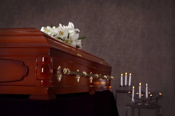 殡仪馆内装有白色百合花的木棺 — 图库照片