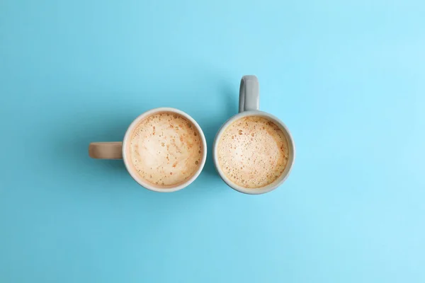 Xícaras de café no fundo azul, vista superior — Fotografia de Stock