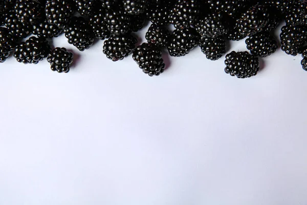 白い背景に熟したブラックベリーと組成物, トップビュー — ストック写真