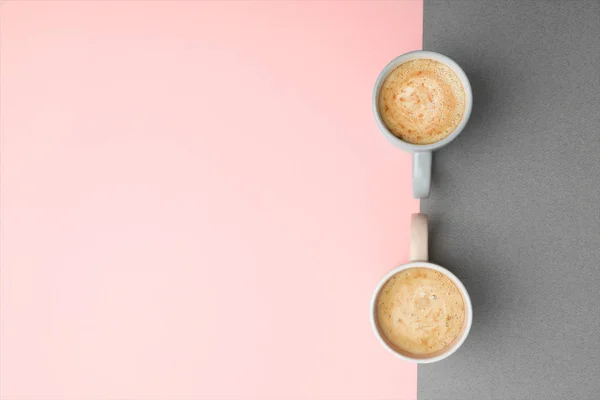 Tazas de café sobre fondo de color, vista superior. Espacio para texto — Foto de Stock