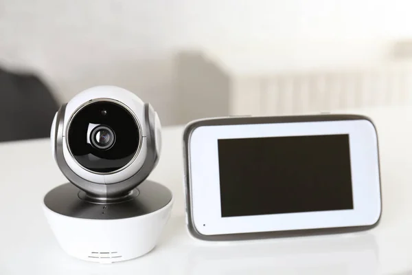 Baby monitor kamerával asztal a szobában. Nagyi videó — Stock Fotó