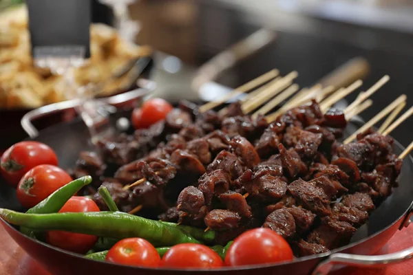 Deliciosa carne a la parrilla servida sobre la mesa, vista de cerca — Foto de Stock