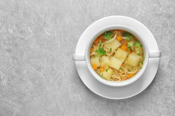 Plato de sopa de verduras caseras frescas sobre fondo gris claro, vista superior. Espacio para texto — Foto de Stock