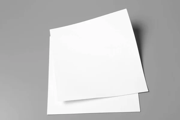 Hojas de papel en blanco para folleto sobre fondo gris. Prepárate. —  Fotos de Stock