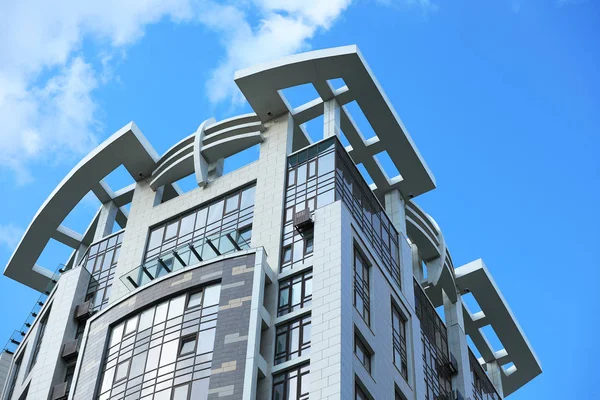 Vista de ángulo bajo del edificio moderno contra el cielo azul — Foto de Stock