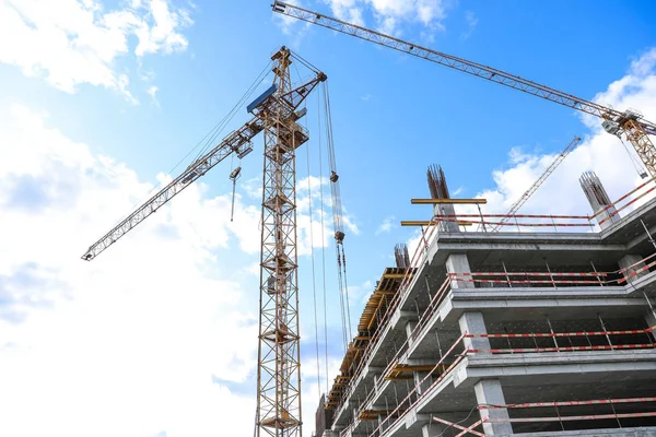 Bâtiment inachevé contre ciel bleu. Règles de sécurité de construction — Photo