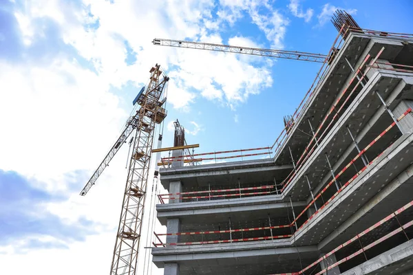 Bâtiment inachevé contre ciel bleu. Règles de sécurité de construction — Photo