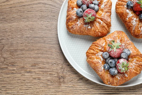 Frischer köstlicher Blätterteig mit süßen Beeren auf Holztisch, Draufsicht. Raum für Text — Stockfoto