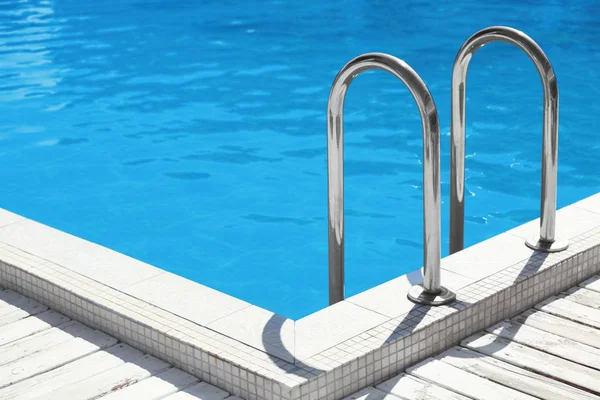 Piscina moderna con scaletta all'aperto — Foto Stock