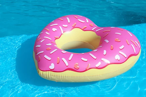Coeur gonflable en forme de coeur flottant dans la piscine le jour ensoleillé — Photo