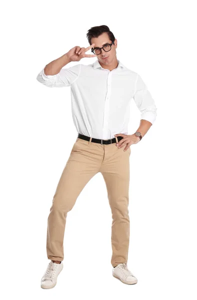Przystojny młody człowiek z okulary taniec na białe tło — Zdjęcie stockowe