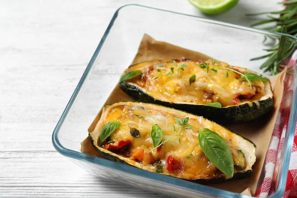 Gustose zucchine ripiene al forno su un tavolo di legno bianco — Foto Stock