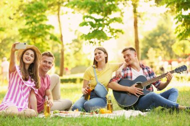 Yaz günü parkta piknik keyfi gençler