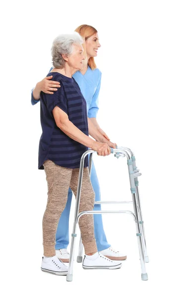 Gondnok segít idős nő sétapálca fehér háttér — Stock Fotó