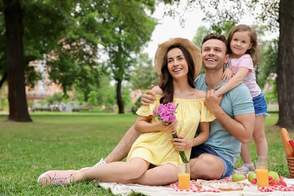 Familie fericită cu picnic în parc în ziua de vară — Fotografie, imagine de stoc