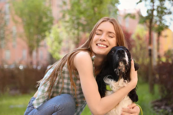 Genç kadın onu İngilizce Springer Spaniel köpek açık havada sarılma — Stok fotoğraf