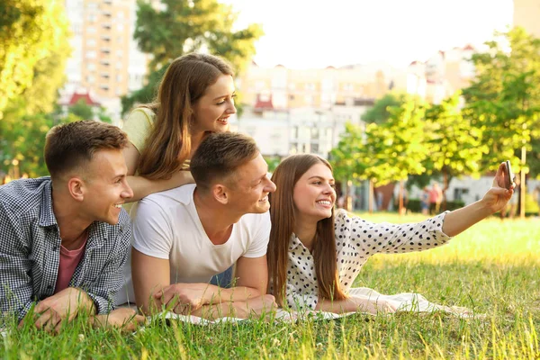 Les jeunes prennent selfie tout en pique-niquant dans le parc le jour de l'été — Photo