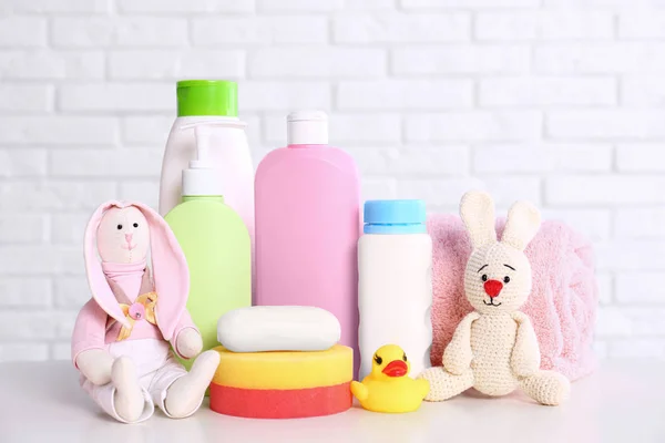 Baby accessoires op tafel in de buurt van witte bakstenen muur — Stockfoto