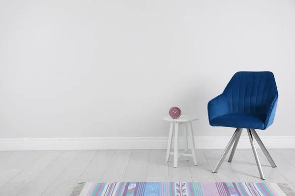 Cadeira moderna azul, mesa e tapete para design de interiores em piso de madeira na parede branca — Fotografia de Stock