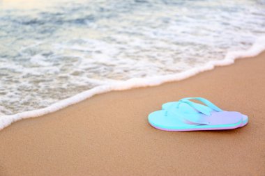 Denize yakın kumlu şık Flip flop, metin alanı. Plaj aksesuarları