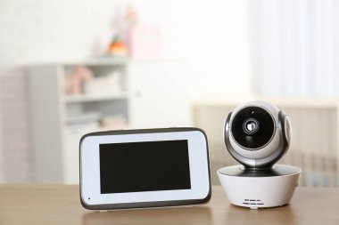 Odada kamera ile bebek monitörü. Video dadı