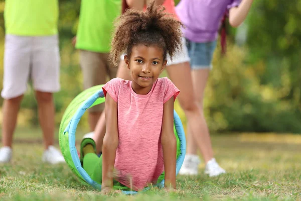 Süßes kleines afrikanisch-amerikanisches Kind spielt mit Freunden im Park — Stockfoto