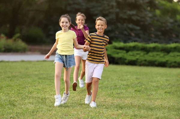 Bonito sorrindo crianças brincando no parque — Fotografia de Stock