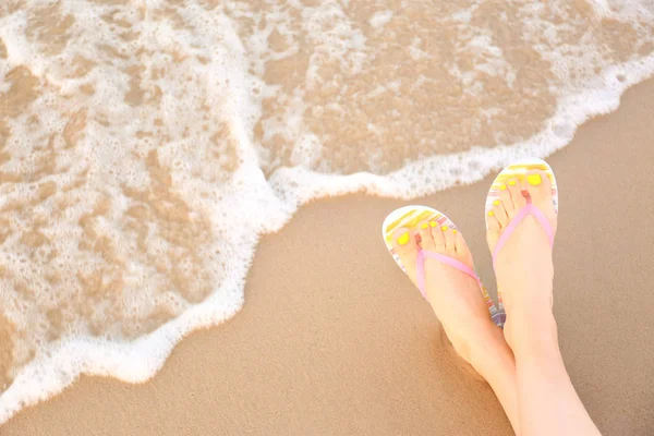 特写女用时尚的拖鞋在海边的沙上，空间文本。海滩配件 — 图库照片